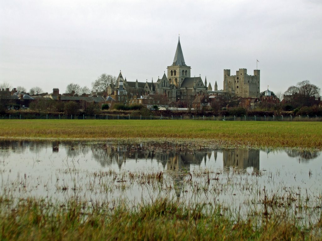 Rochester cathedral and castle with reflections in a puddle, Рочестер