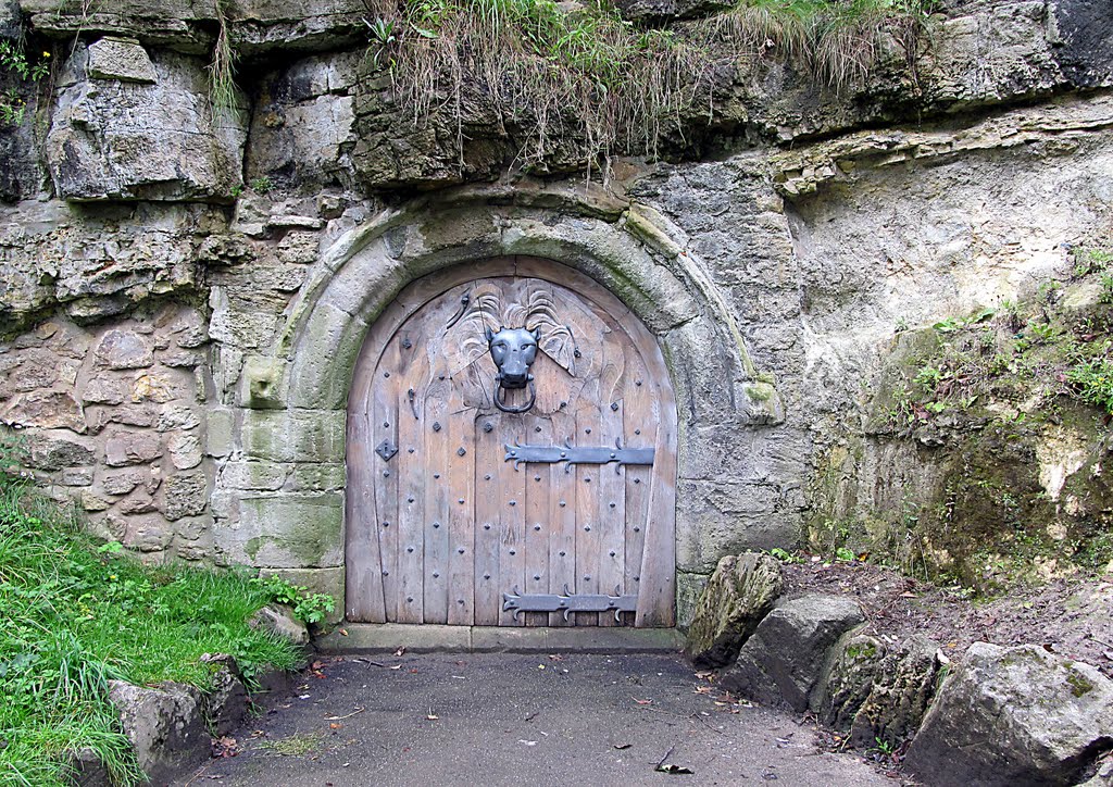 Medieval Norman Arch and Studded Door in Mowbray Gardens, Сандерленд