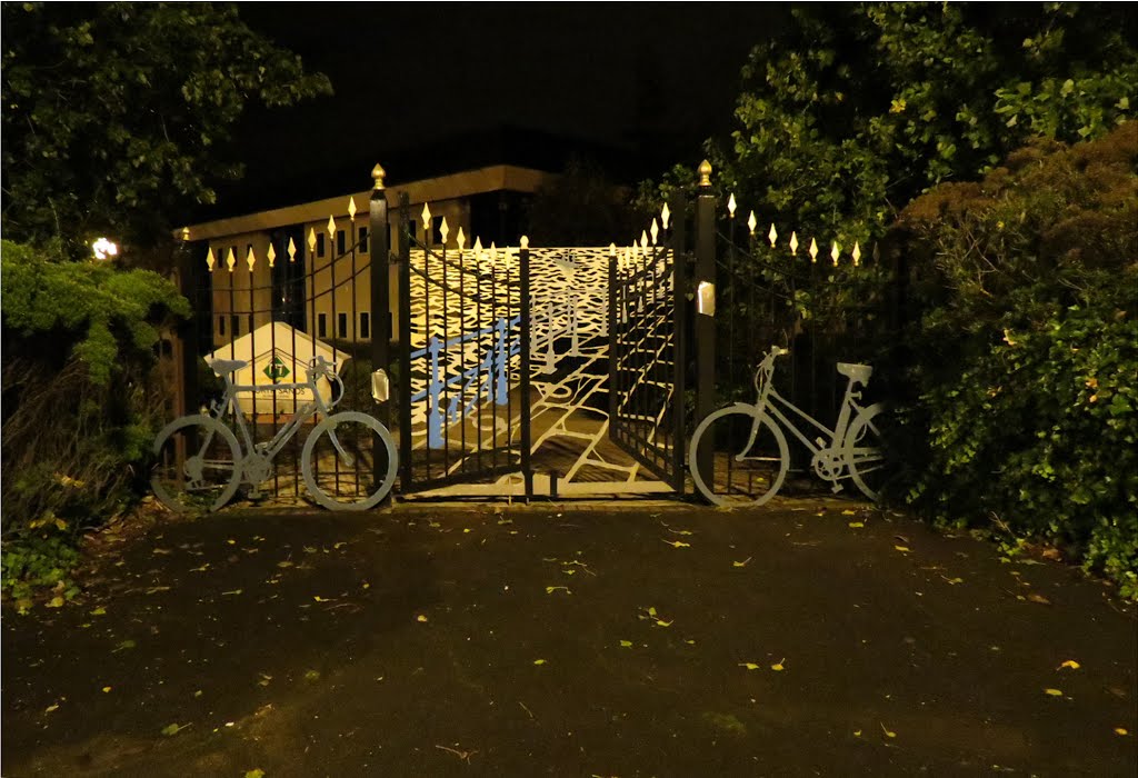 An Evening Photograph : Sculpture - Always Open Gates, Сандерленд