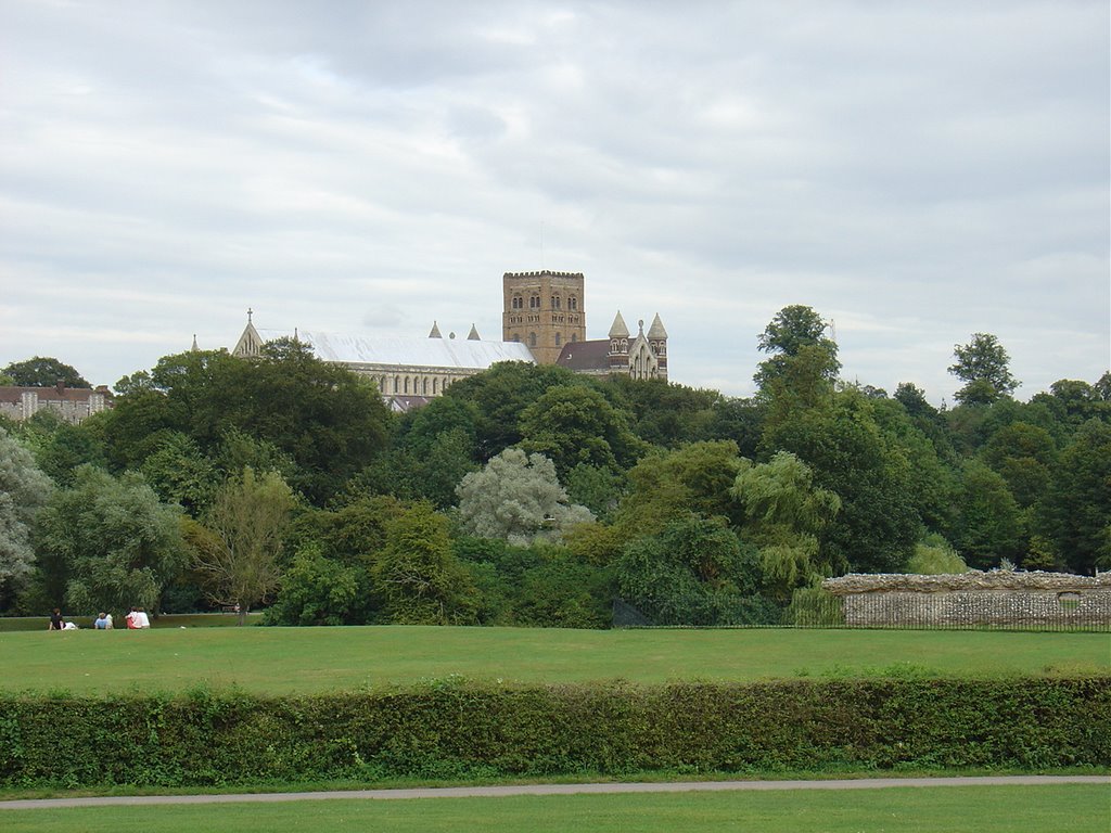 St albans cathedral with Remains of the city walls, Сант-Албанс