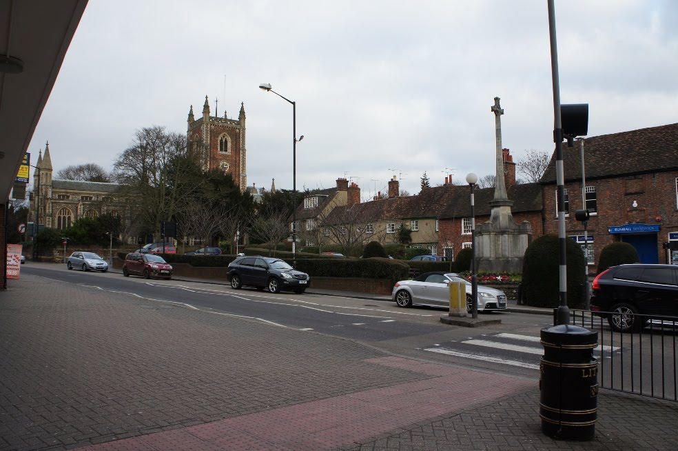 St peters Street and Church of St Peter - St Albans, Сант-Албанс