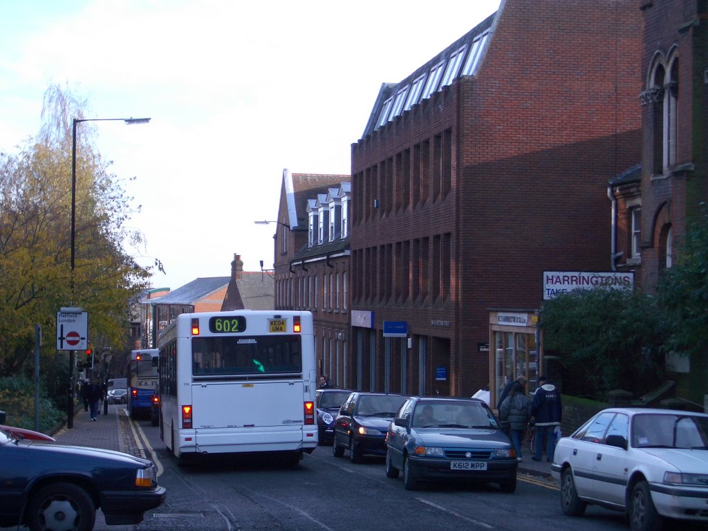 University of Hertfordshire bus on Victoria street in St.Albans, Сант-Албанс