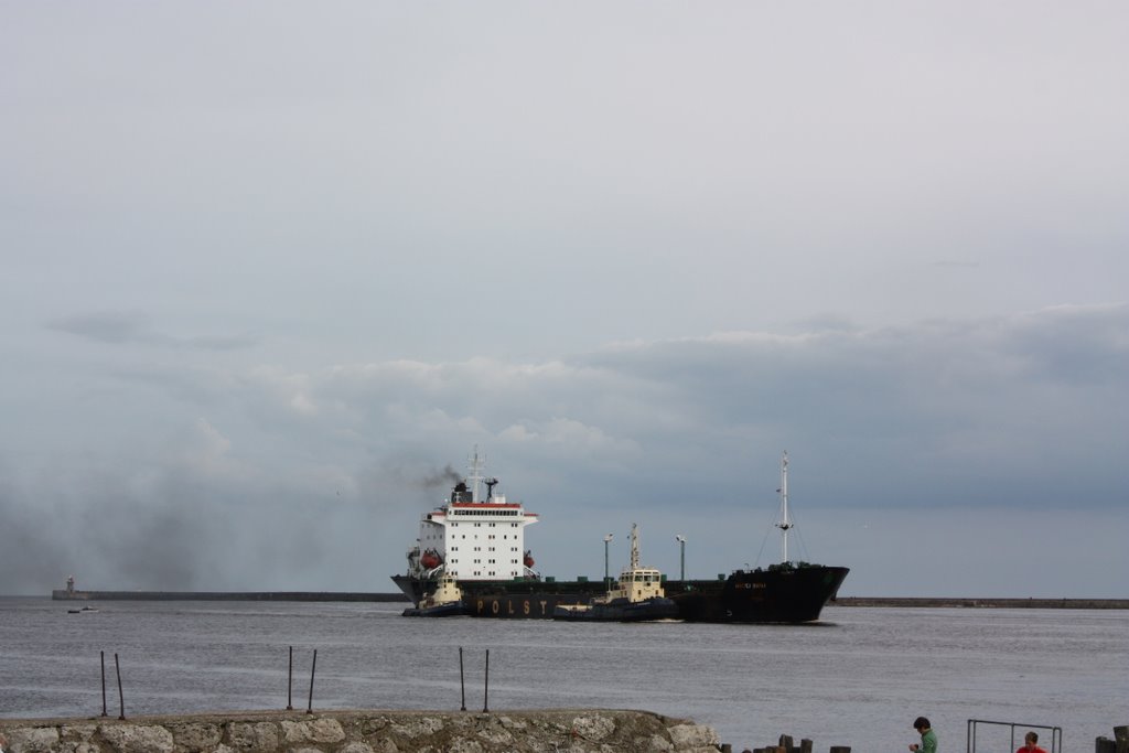 Geet big ship coming in with tugs attached, Саут-Шилдс