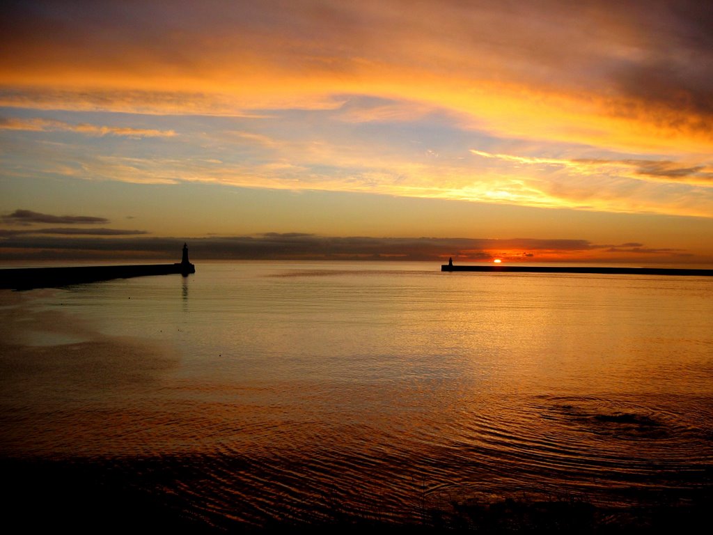 Golden Sunrise at the mouth of the Tyne, Tynemouth., Саут-Шилдс