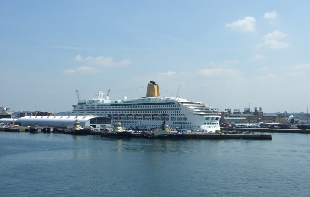 Cruise liner "Aurora" moored at the Ocean Terminal, Southampton, Саутгэмптон