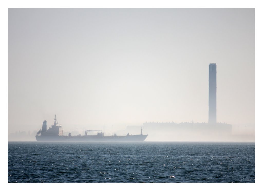 Isle of Grain Power Station with Tanker, Саутенд-он-Си