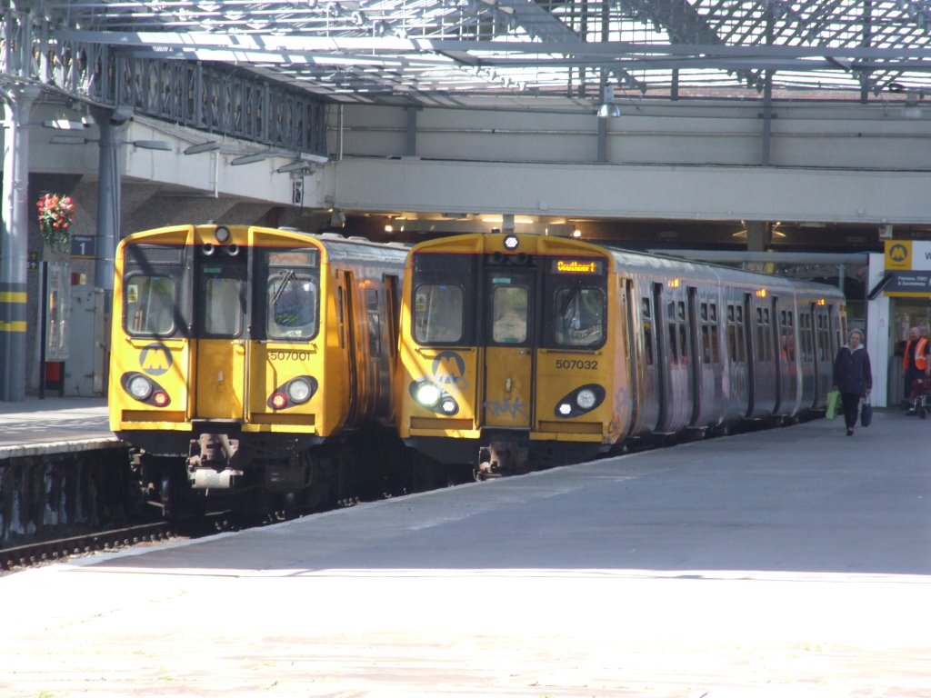Merseyrail Trains For Liverpool Waiting At Southport Station, Саутпорт