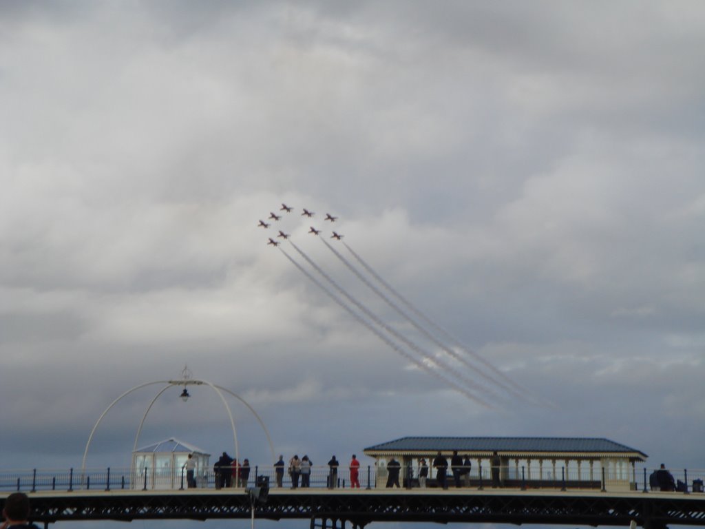 red arrows above southport pier, Саутпорт