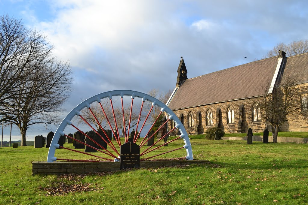 St Thomass Church, Kilnhurst with a memorial to the local coal mine which died in 1989, Свинтон