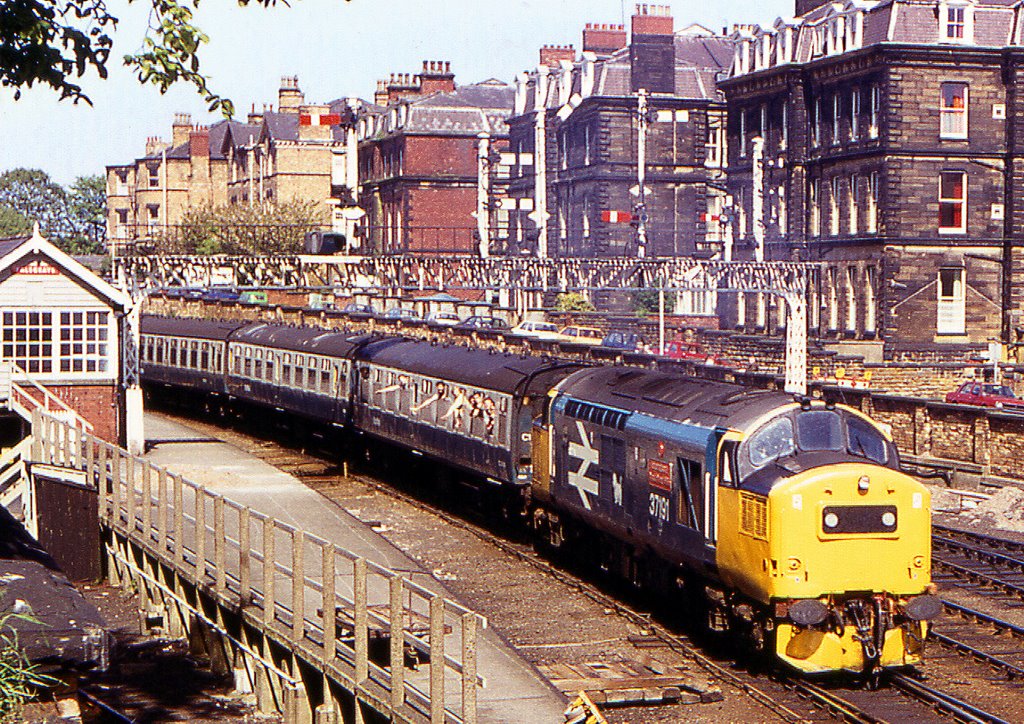 English Electric Class 37 No.37191 with the Scarborough- Glasgow at Scarborough, Скарборо