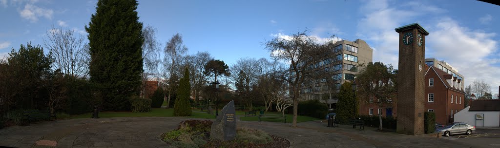 Square with monument in Solihull, Солихалл
