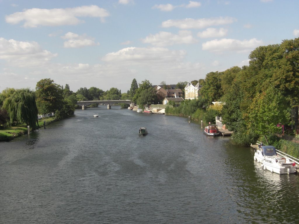 The river Thames looking towards Staines bridge from the railway bridge, Стайнс