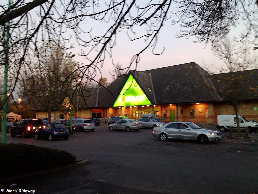 Halfords and Homebase, Staines, Стайнс