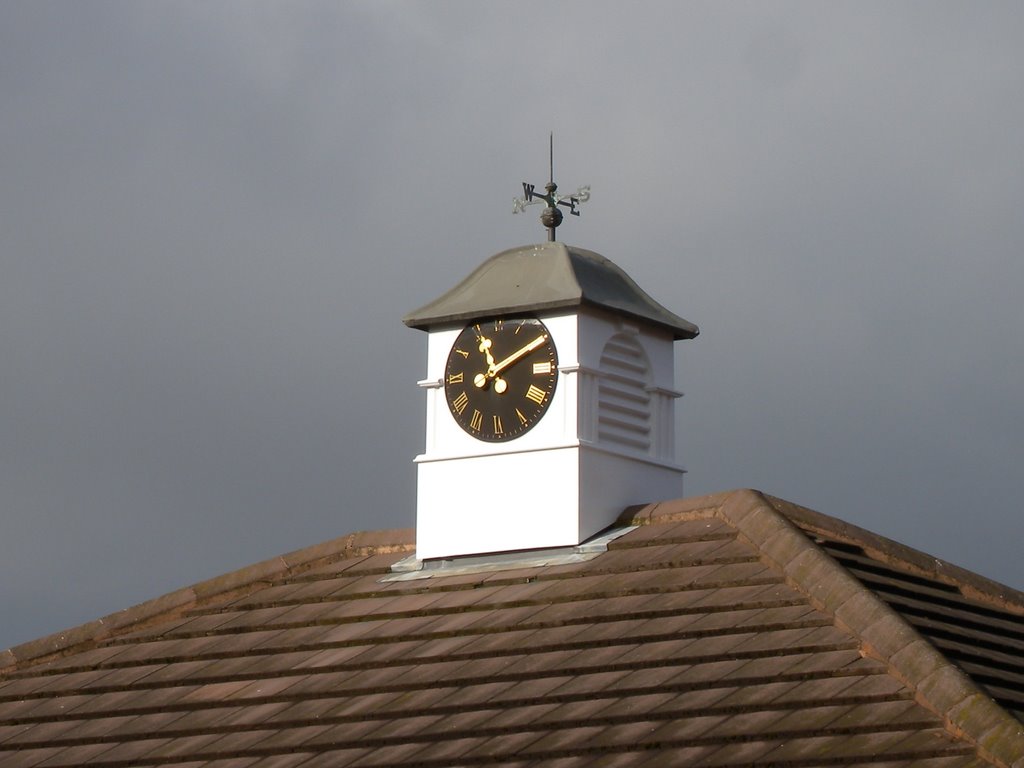 Clock near Trinity Church, Стаффорд