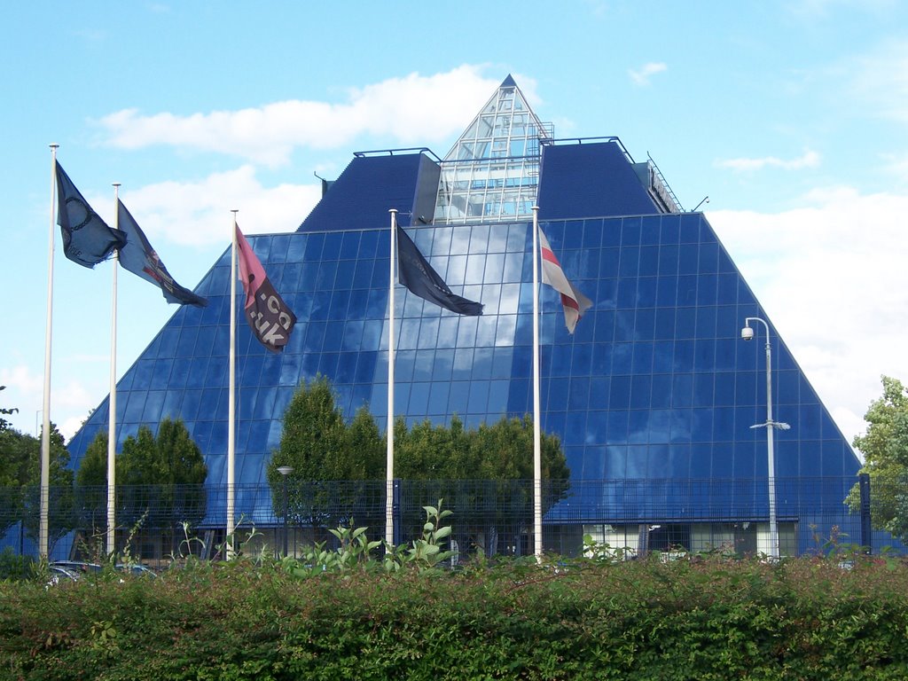 Pyramid, Стокпорт