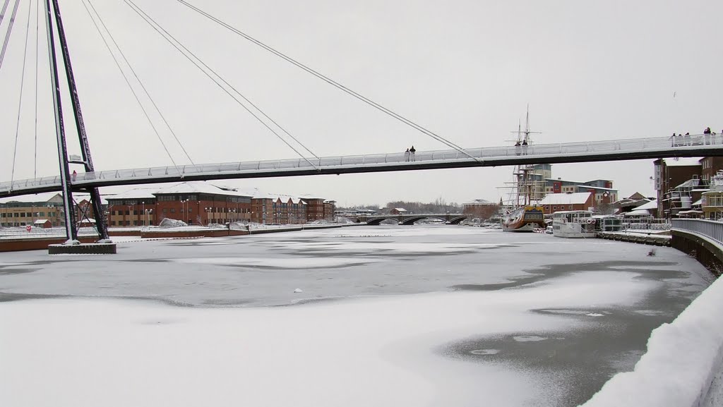 Millenium Bridge over a frozen River Tees., Стоктон