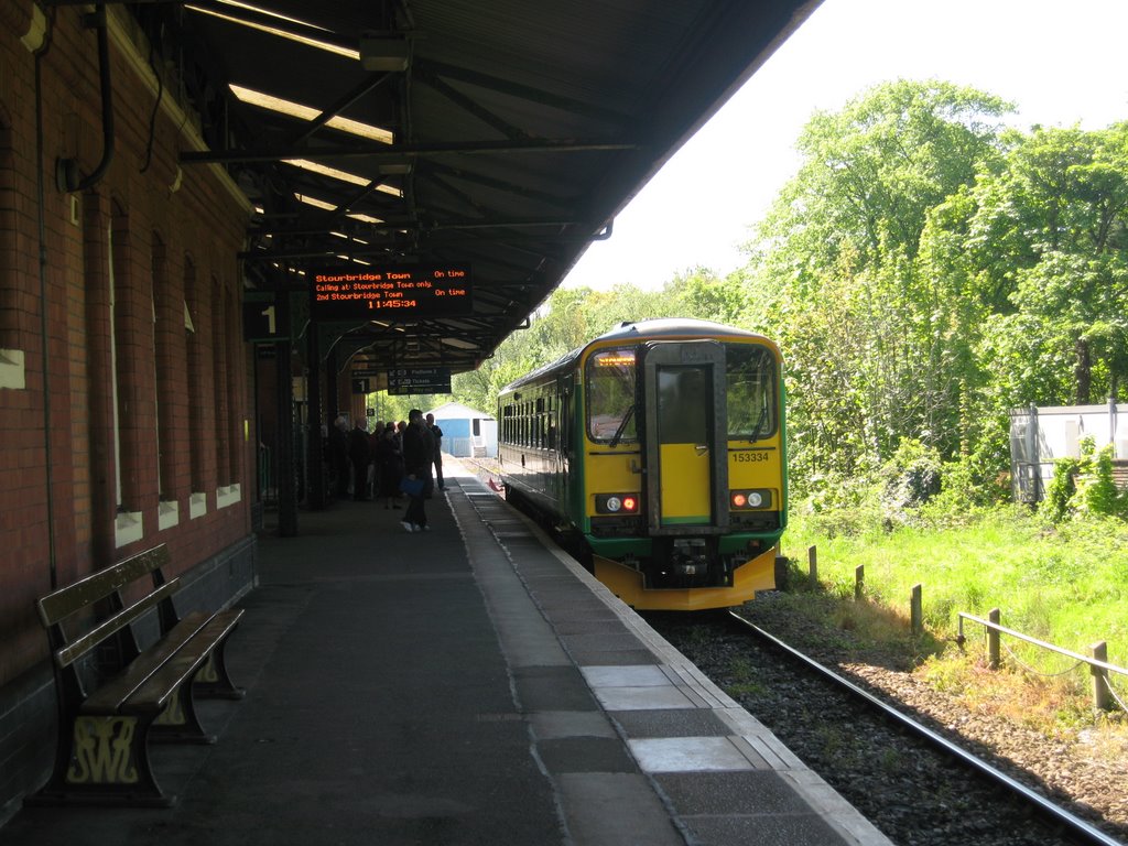 Stourbridge Junction Station - single carriage train to Town, Стоурбридж