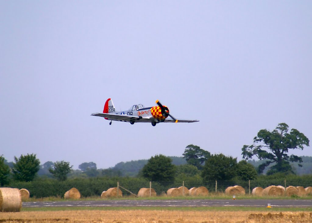 Yakovlev Yak-50 taking off from Wellesbourne airfield, Стратфорд-он-Эйвон