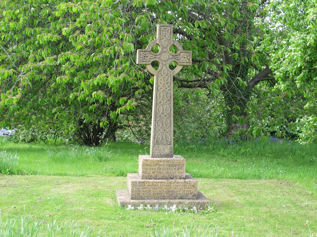 Loxley, Warwickshire, England. This Celtic style cross is the village war memorial for WWI and WWII.  27th May 2013., Стратфорд-он-Эйвон