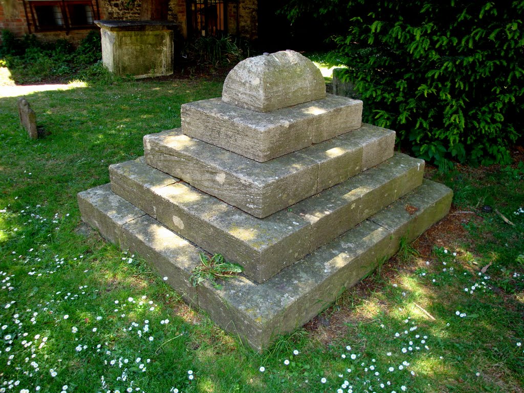 BURIED ABOVE GROUND, Stroud, Gloucestershire.  (See commments box for story)., Строуд
