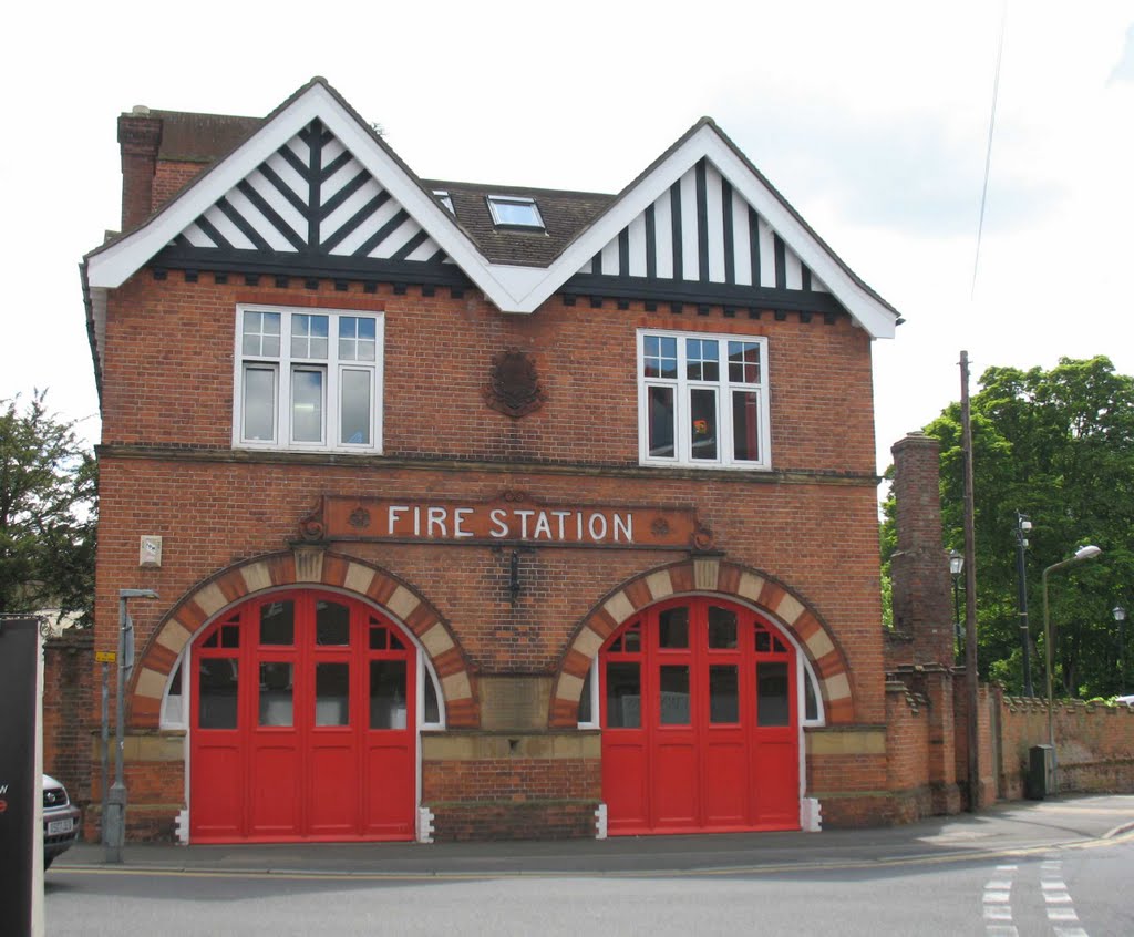 Fire station building, Tonbridge, May 2009, Тонбридж