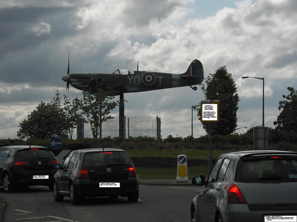 spitfire areoplane replica on roundabout on thornaby road, Торнаби-он-Тис