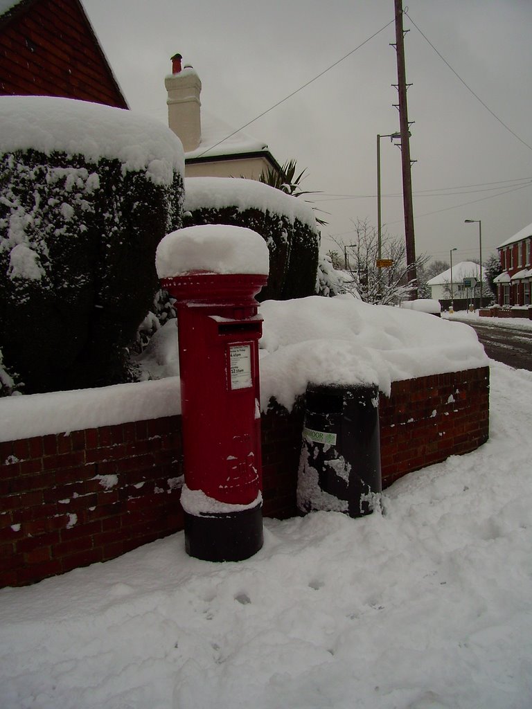 Rectory Road postbox in the snow, Фарнборо
