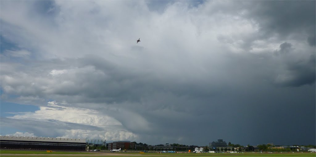 Jet heading into a big storm, Фарнборо