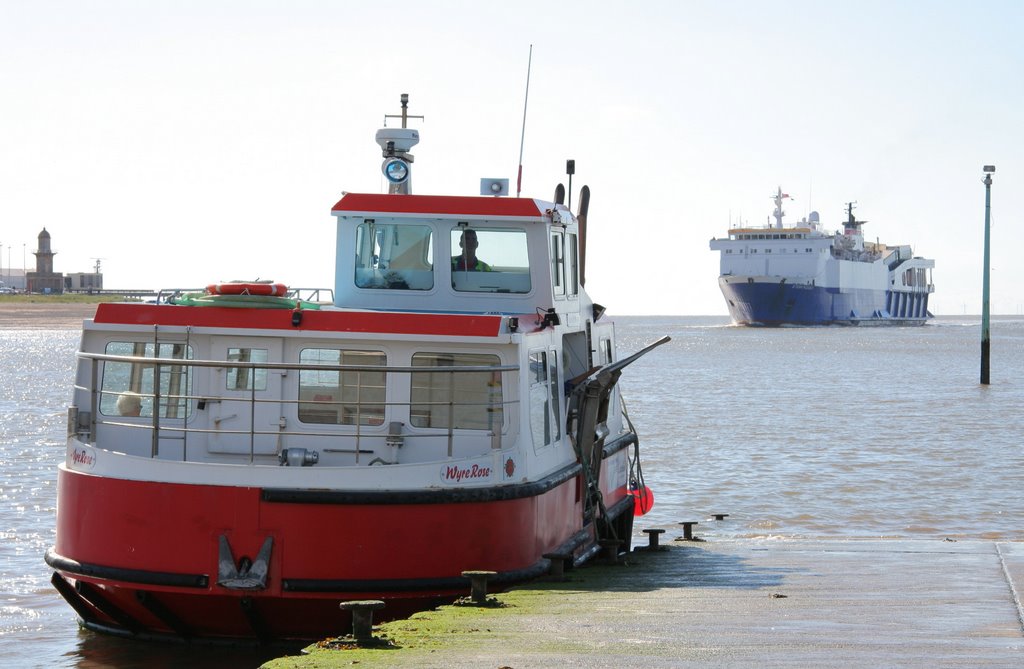 Wyre Rose (Ferry) and Stena Pioneer, Флитвуд