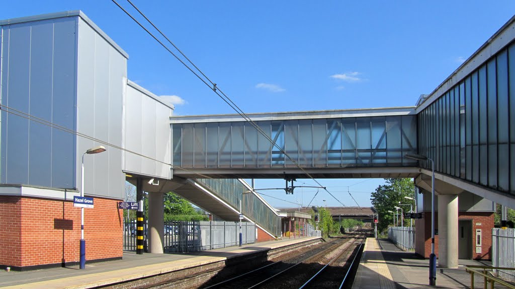 Hazel Grove railway station footbridge walkway, Хазел-Гров