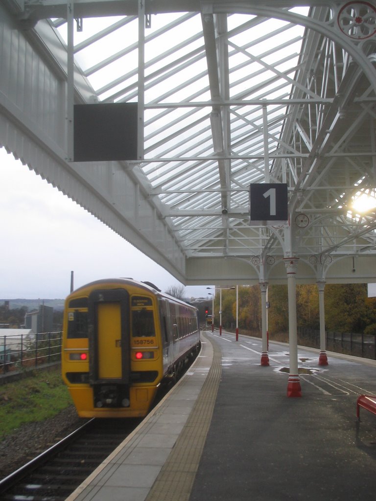 The Manchester train leaves Halifax station., Халифакс