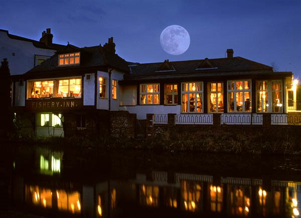 Fishery Inn with Full Moon, Хемел-Хемпстед