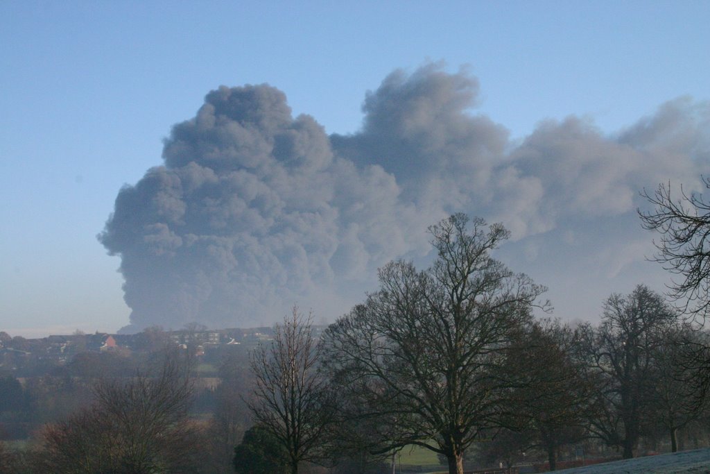 Fuel depot fire viewed from Gadebridge Park, Хемел-Хемпстед