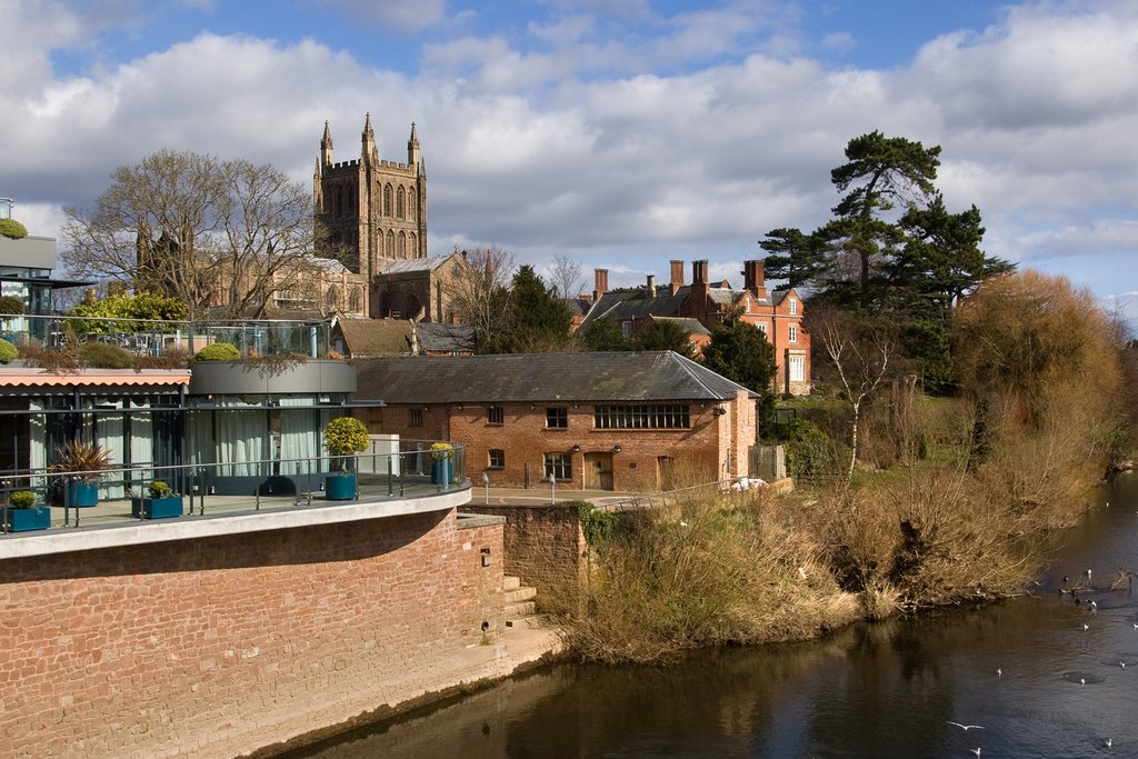 Hereford - View of Cathedral from the river bridge, Херефорд
