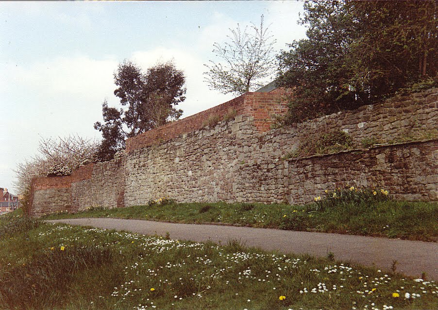 Hereford, remains of town wall towards river, Херефорд