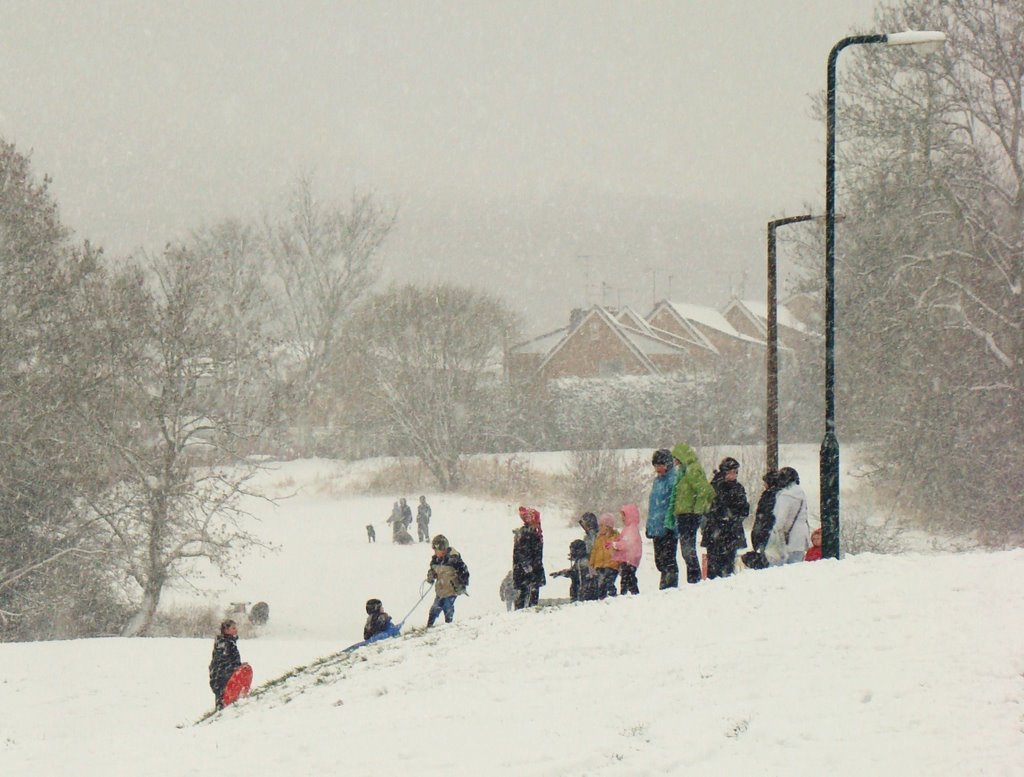 Sledging in a snow storm, Charltonbrook, Chapeltown/High Green, Sheffield S35, Чапелтаун