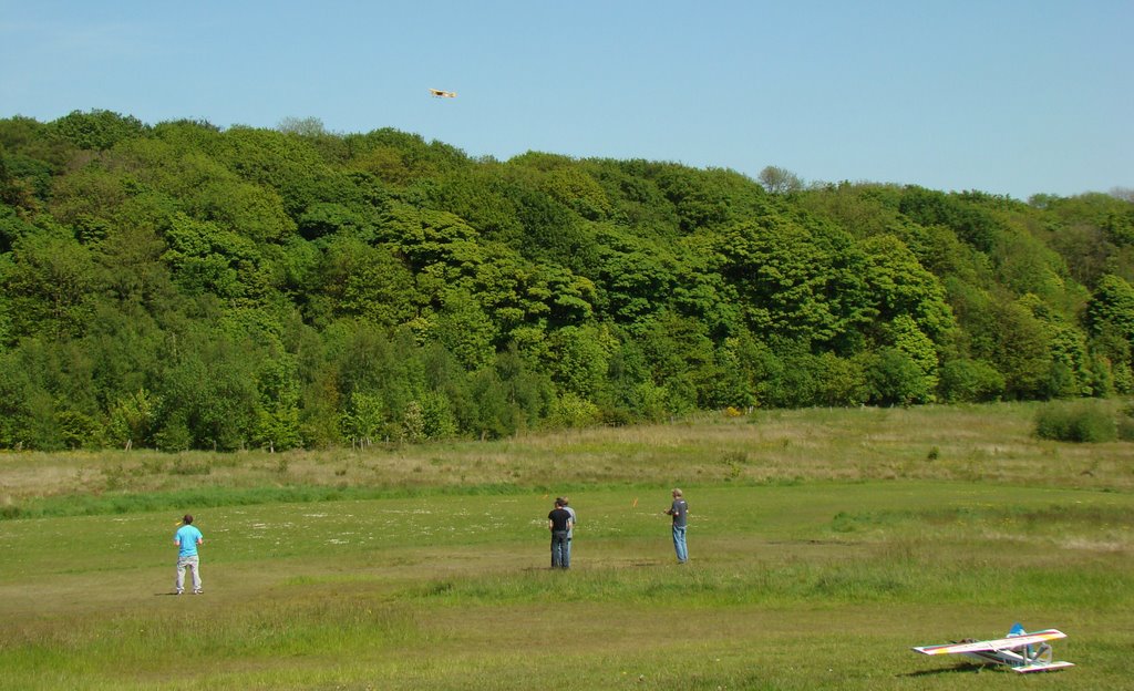 Model aircraft flying in Westwood Country Park, Sheffield S35, Чапелтаун