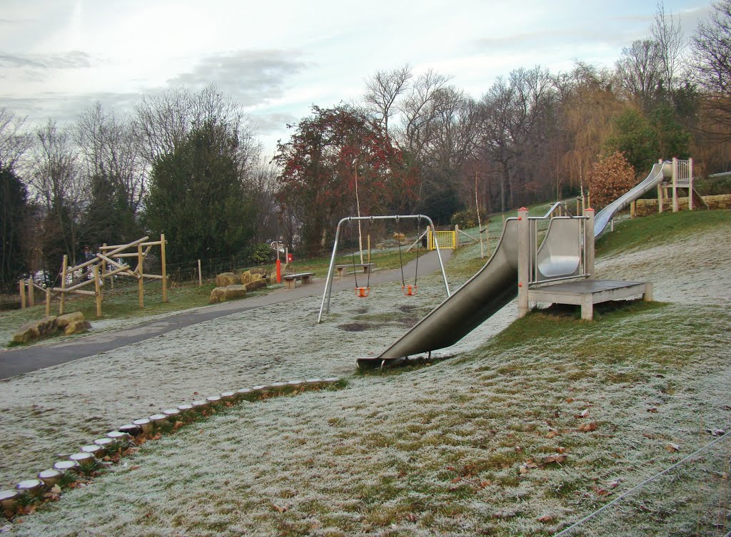 Frosty playground in Chapeltown Park, Sheffield S35, Чапелтаун