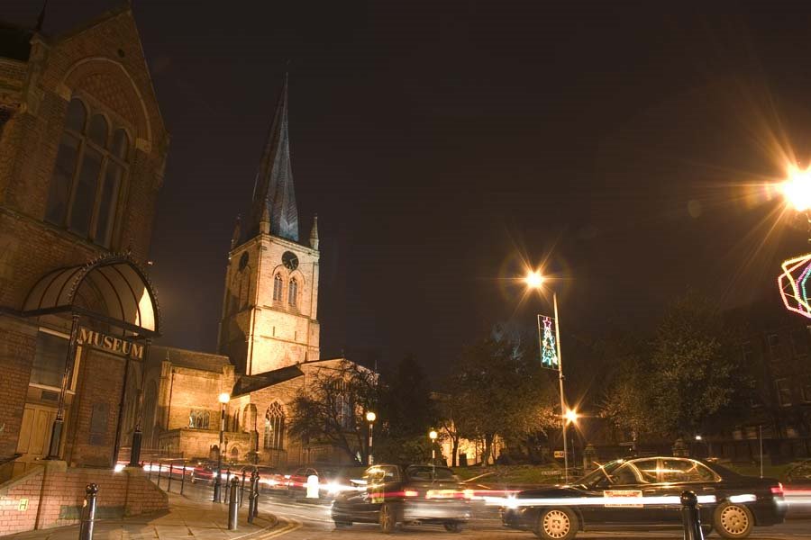 The Crooked Spire and Chesterfield Museum, December evening, Честерфилд