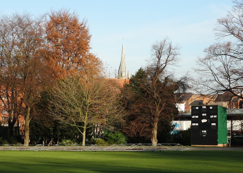 Looking from the cricket ground in Queens Park towards Chesterfield Parish Church, Честерфилд