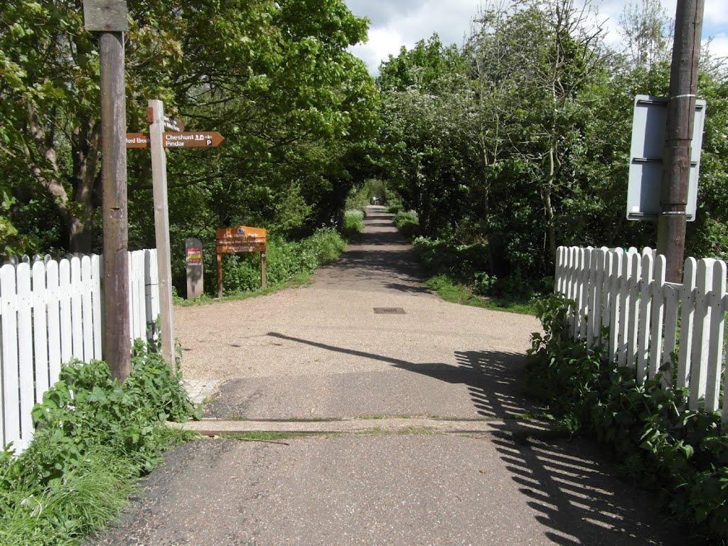 Entering Lee Valley Park, Чешант