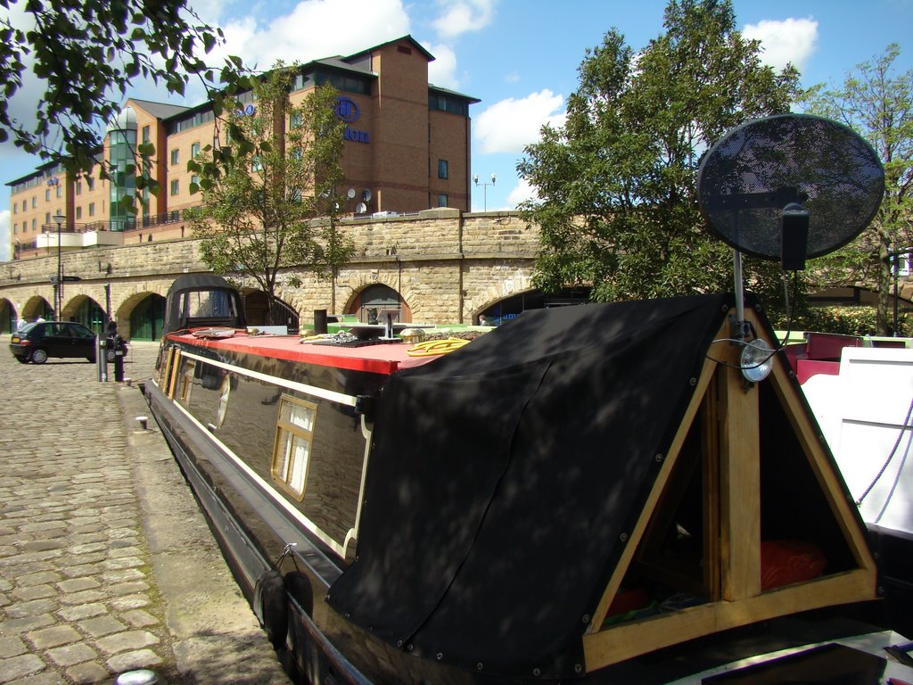 Canal barge and Hilton Hotel, Victoria Quays, Sheffield S2, Шеффилд