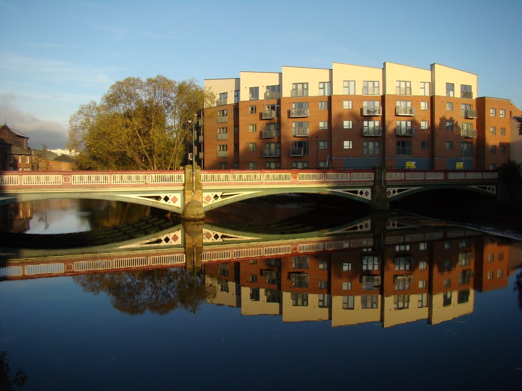 Ball Street bridge and riverside flats reflection, Sheffield S3, Шеффилд