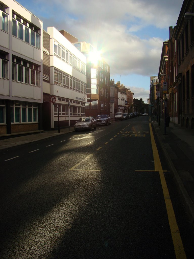 Queen Street looking towards sun reflecting off building in Bank Street, Sheffield S1, Шеффилд