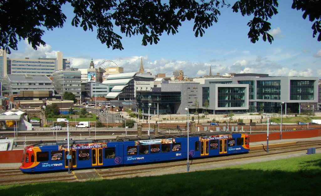 Supertram passing Sheffield railway station with the city centre behind, Sheffield S2/S1, Шеффилд