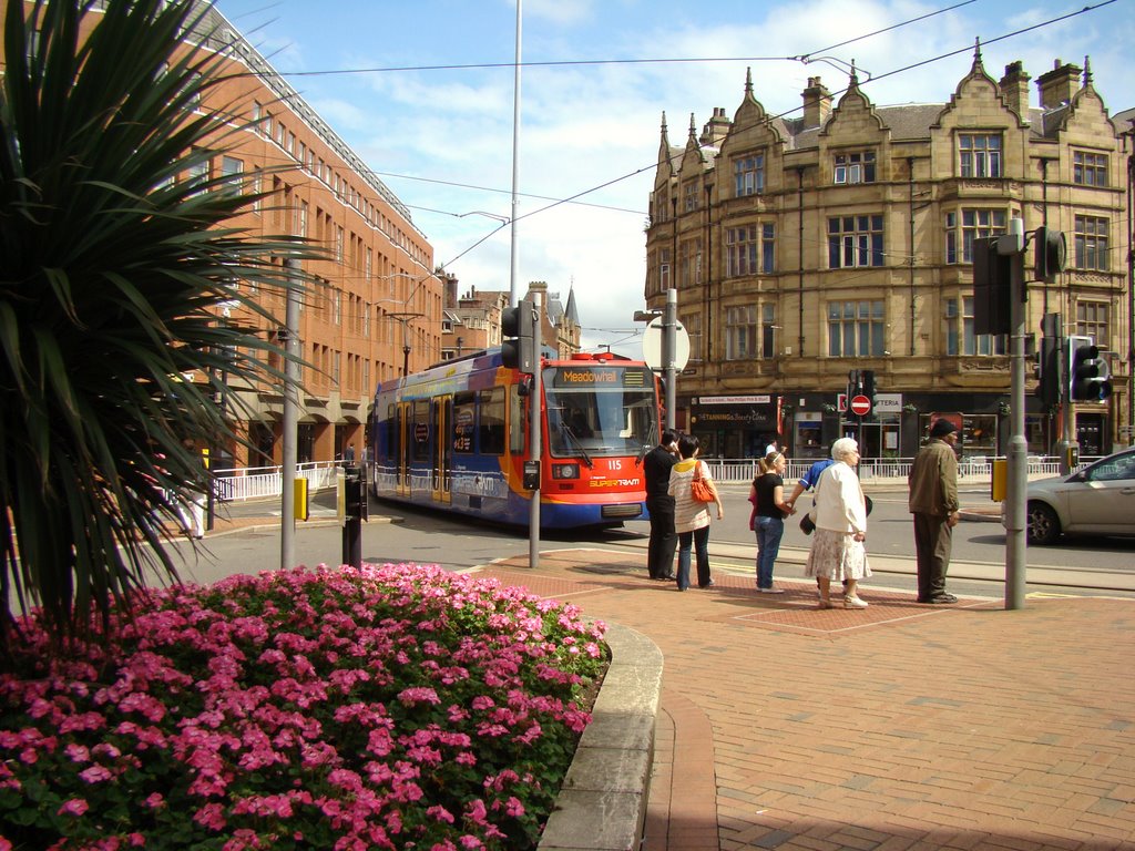 Supertram heading towards Church Street from West Street, Sheffield S1, Шеффилд