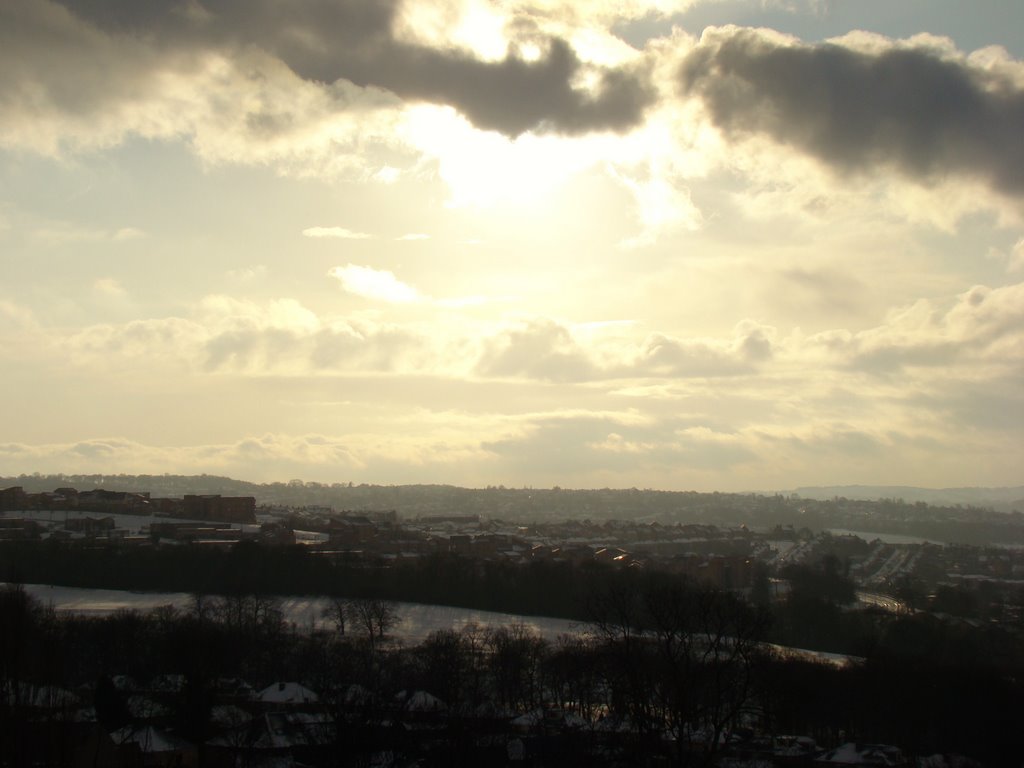 Low winter sun behind cloud over Norfolk Park (taken from Skye Edge), Sheffield S2, Шеффилд