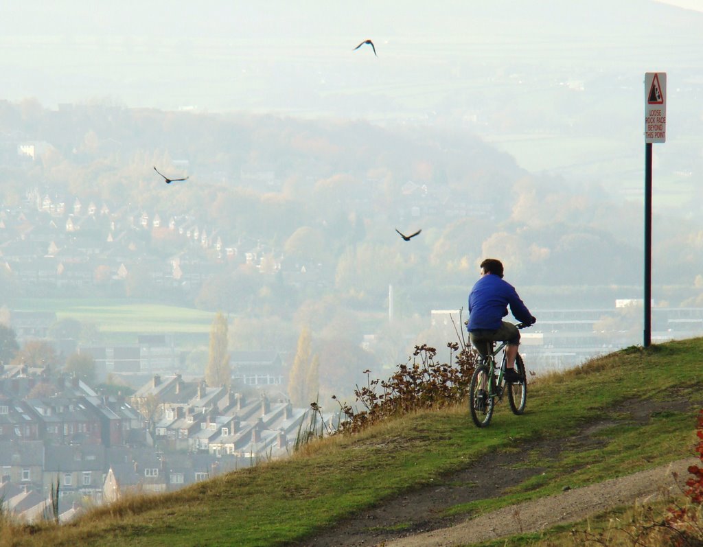 Cyclist admiring the view from Parkwood Springs, Sheffield S3, Шеффилд