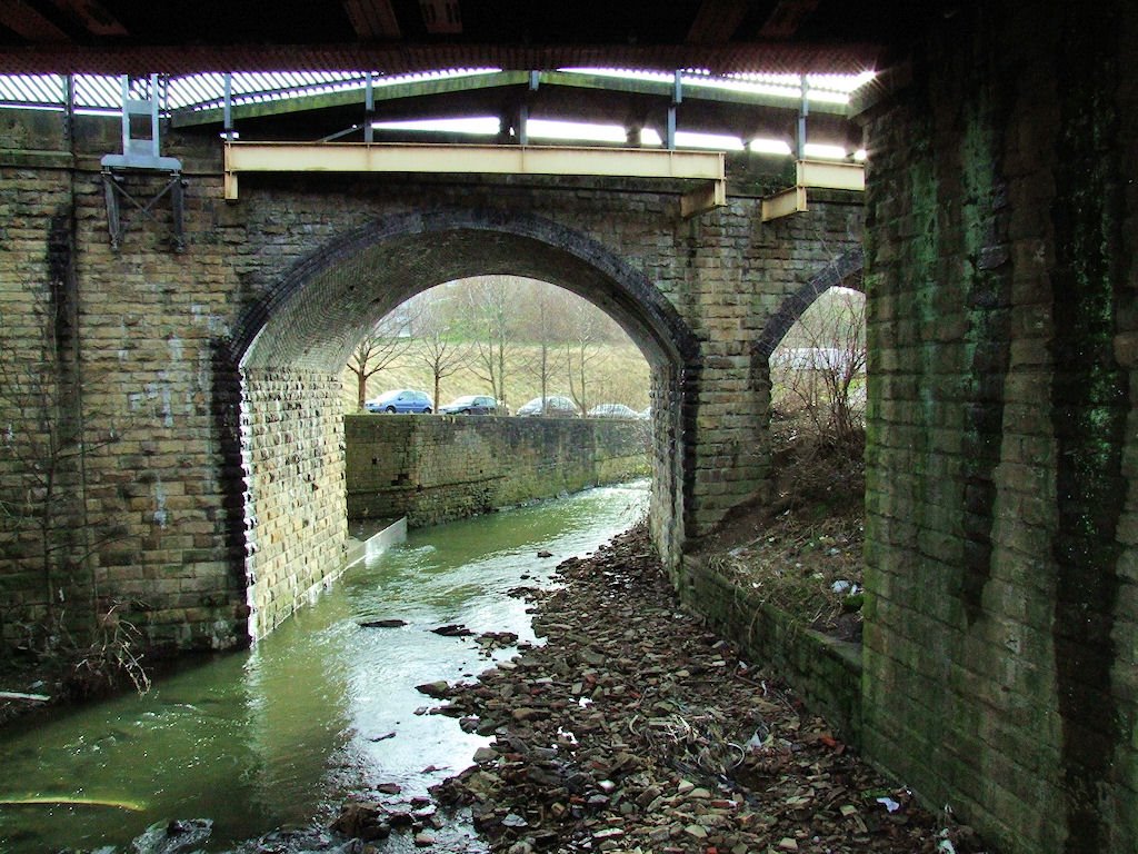 Bradford Beck passes under the railway bridges on Briggate, Шипли