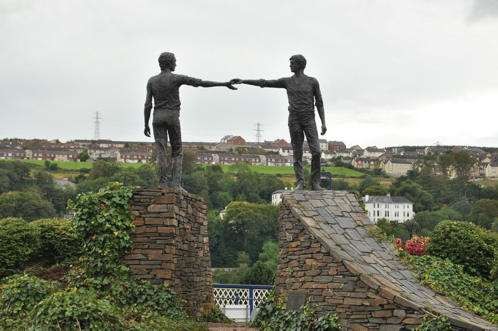 "Hands Across the Divide" sculpture, Derry, Лондондерри